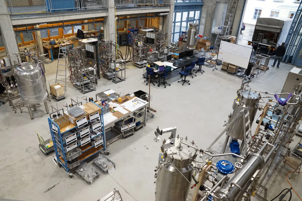 Die Bioreaktoren oder Fermenter von Bioengineering werden in der Pharmazie oder der Produktion von Lebensmitteln eingesetzt. Blick in die Montagehalle der Bioengineering AG in Wald. Im Bau befindliche Bioreaktoren sind zu sehen.